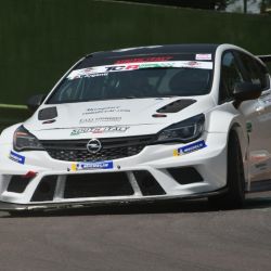 Ecco anche la Opel Astra TCR